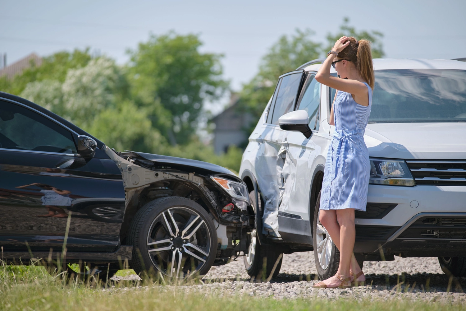SVH Sachverständigenbüro – Kfz-Sachverständiger – eine Kfz-Schadensbegutachtung, bei der ein Gutachter den Zustand eines verunfallten Autos per Smartphone und Klemmbrett dokumentiert.