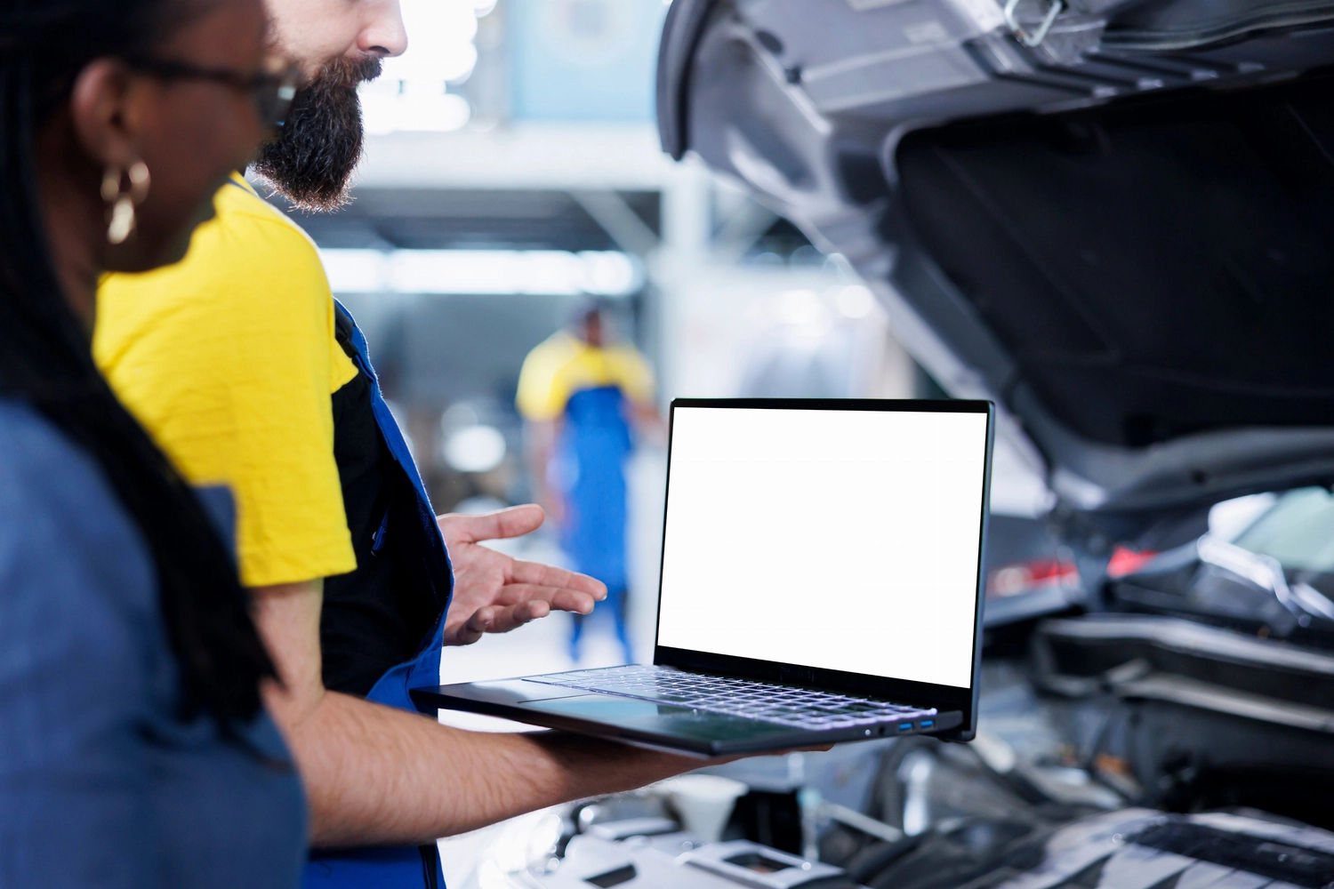 SVH Sachverständigenbüro – Kfz-Experte – ein Mechaniker nutzt einen Laptop für die Fahrzeugdiagnose