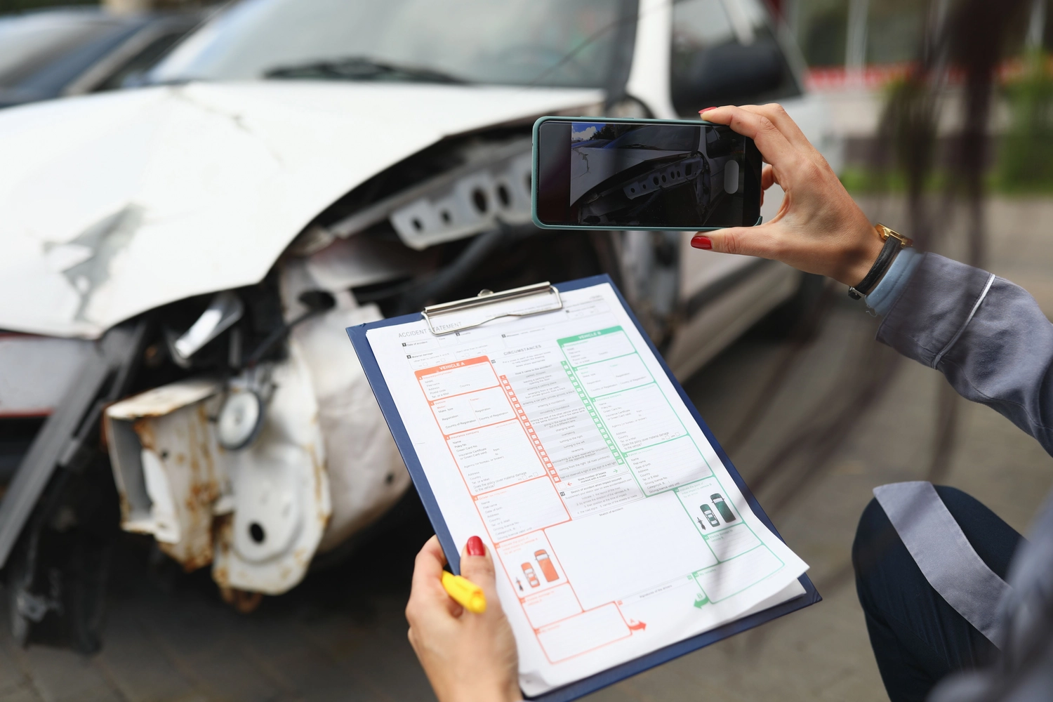 SVH Sachverständigenbüro – Kfz-Experte – ein Mechaniker nutzt einen Laptop für die Fahrzeugdiagnose